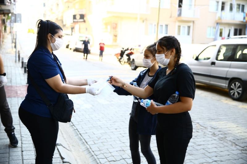 Aydın Büyükşehir Belediyesi, LGS sınavına giren öğrencilere ve velilerine maske, kalem ve su dağıttı
