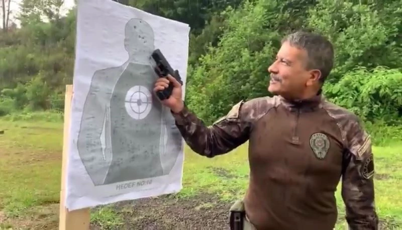 Emniyet müdürü Pençe Harekatı’na şarkı söyleyerek destek verdi
