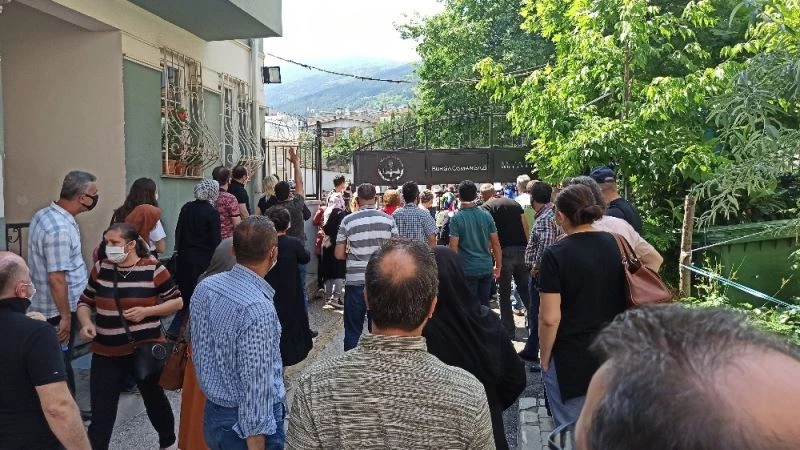 Veliler sosyal mesafeden sınıfta kaldı...Son dakika yetişen çocuklar ise böyle koştu
