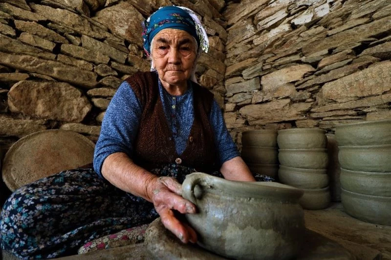 (Özel) Bu mahalledekiler yüzlerce yıldır geçimlerini çömlek yaparak sağlıyor

