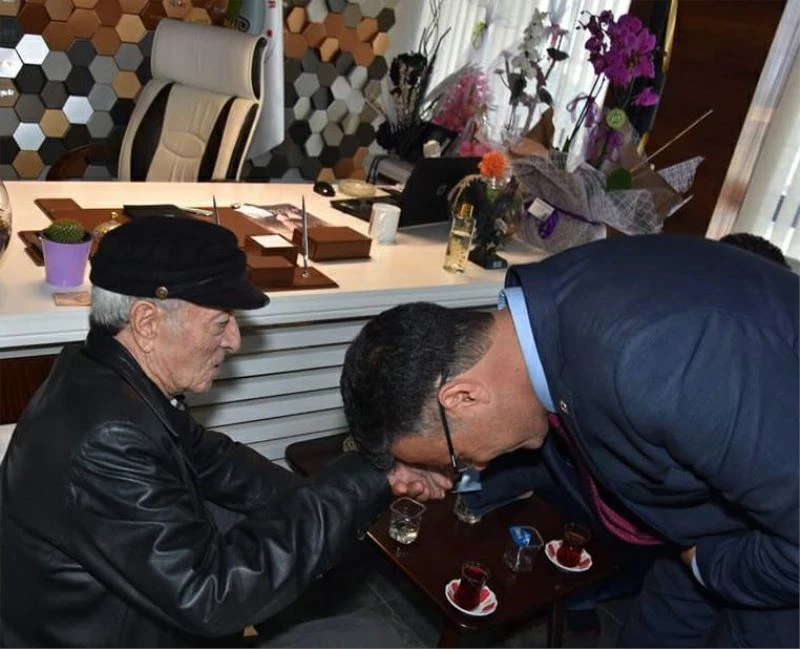 Babasının elini öptü tüm babaların gününü kutladı
