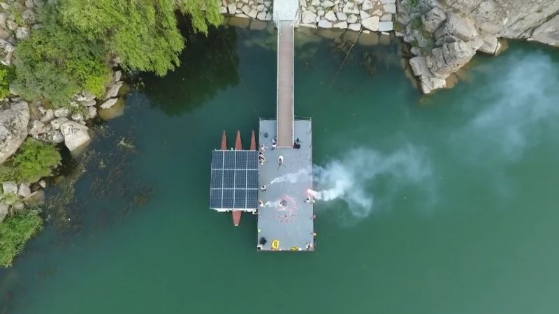 Tarihi Çeşnigir Köprüsünde sürpriz evlilik teklifi
