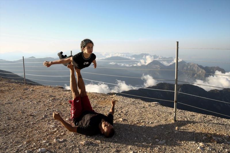 Gün batımında 2365 metre yükseklikte yoga yaptılar