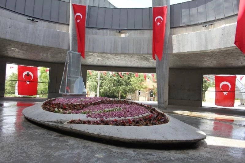 Türk siyasetinin babası, Babalar Günü’nde yalnız kaldı
