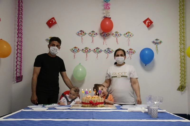 Yapışık ikizler Derman ve Yiğit ikinci yaş günlerini ayrı kutladı
