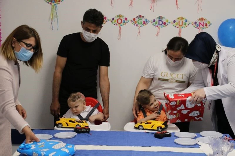 Antalyalı yapışık ikizler Derman ve Yiğit ikinci yaş günlerini ayrı kutladı
