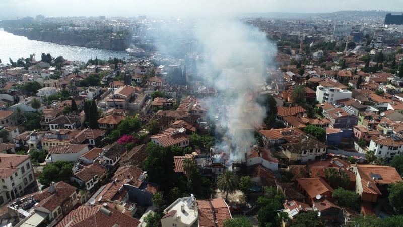 Antalya Kaleiçi’ndeki tarihi kerpiç bina alev alev yandı

