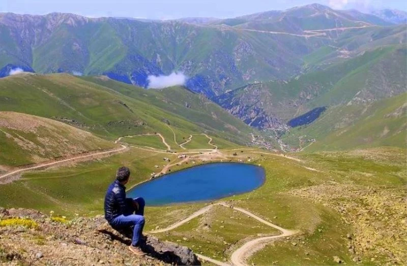 Dik yamaçlar arasındaki krater gölleri büyülüyor
