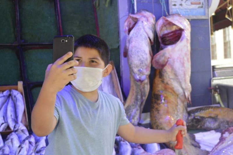 Satıcısından uzun yayın balığı vatandaşın ilgi odağı oldu
