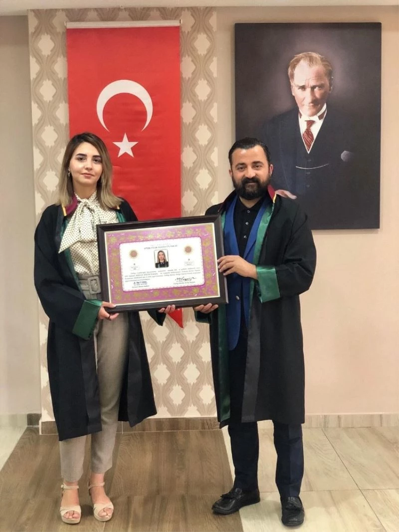 Başkan Aktürk, mesleğe yeni adım atan genç meslektaşlarına avukatlık ruhsatnamelerini takdim etti
