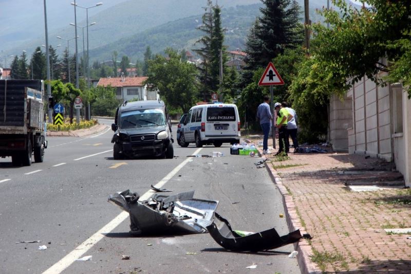 Çöp konteynırına çarpan araç metrelerce sürüklendi: 2’si ağır 6 yaralı
