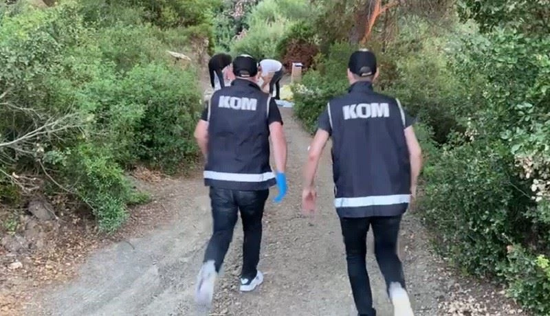 Polisi görünce kaçmaya çalışan sahte içki imalatçıları kıskıvrak yakalandı
