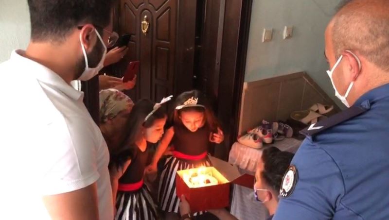 Polisten korkan ikizlere polislerden doğum günü sürprizi
