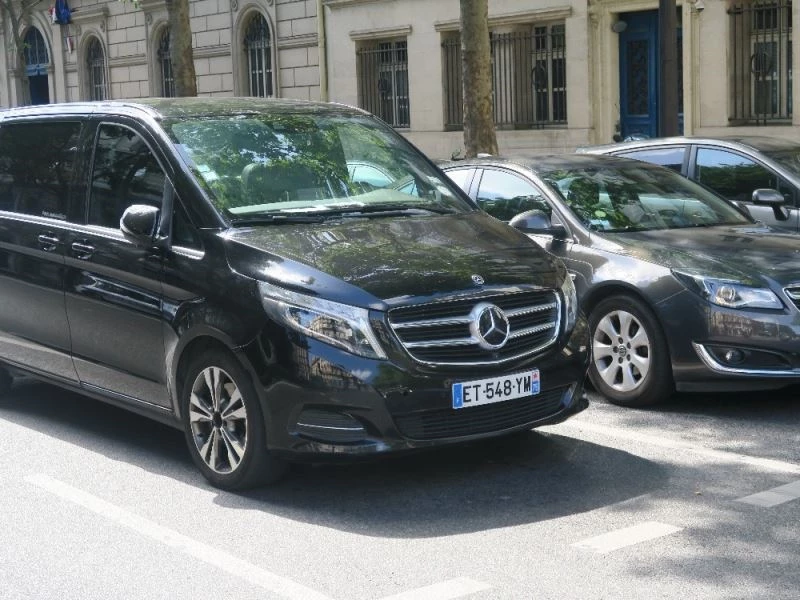 Paris’te özel şoförlerden yolları kapatan Belediye Başkanı Hidalgo’ya tabutlu protesto
