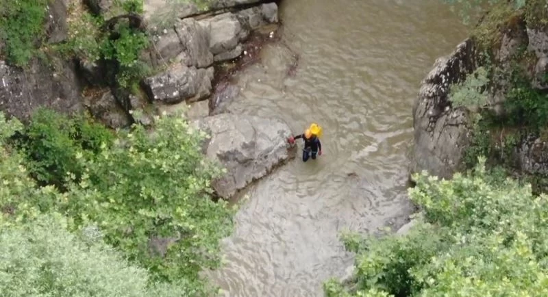 Arama çalışmalarında sel alarmı... Yağış başladı ekipler bölgeden çıkartıldı
