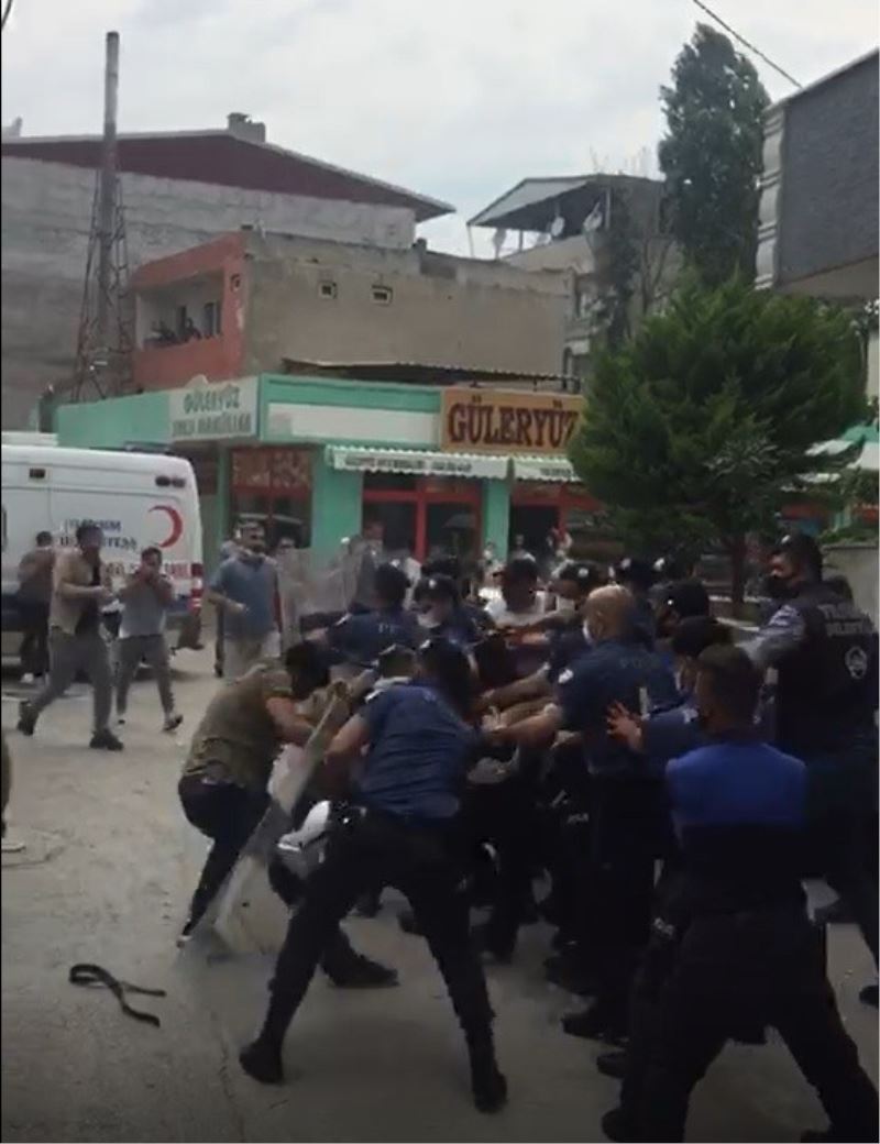 (Özel) Bursa’da kaçak bina yıkımında olaylar çıktı...O anlar kamerada
