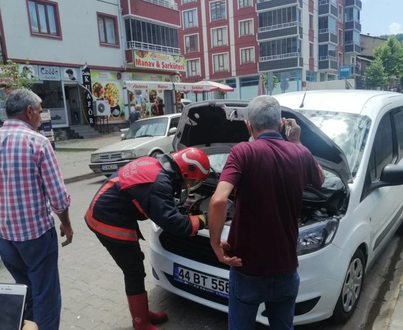 Motora giren yılan, serviste tampon sökülerek çıkarıldı
