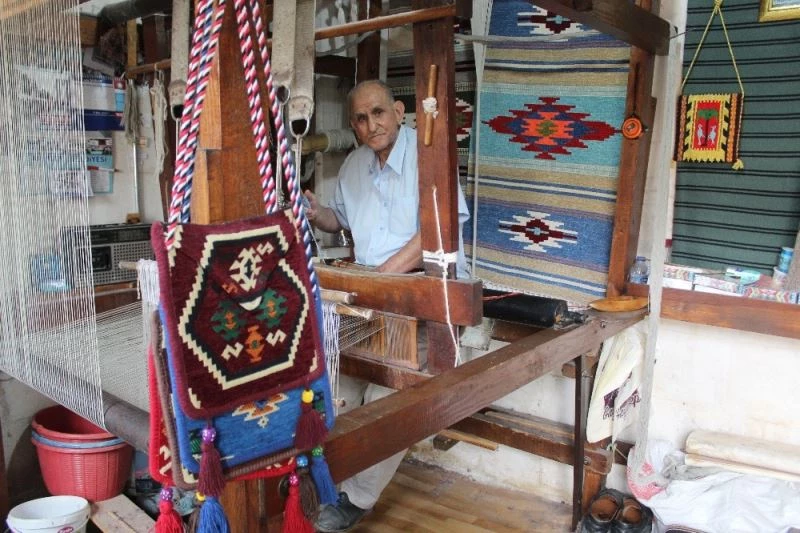 Normalleşme başladı 78 yaşındaki kilim ustası tezgahına geri döndü
