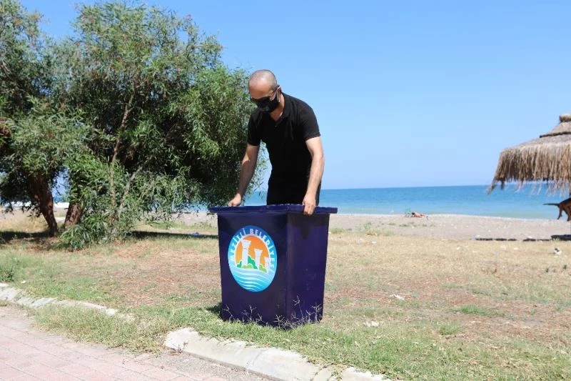 Mezitli Belediyesi, plajlara özel çöp kovası üretiyor
