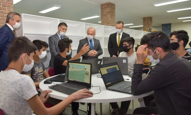 Ağrı Valisi Dr. Varol, Start-Up Cafe ve İl Halk Kütüphanesini ziyaret etti
