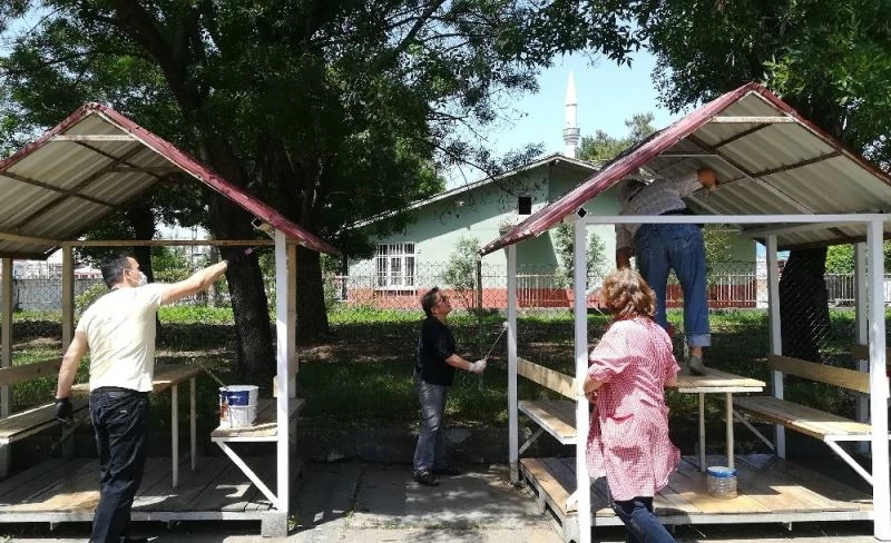 Öğretmenler ellerine tebeşir yerine fırça aldı
