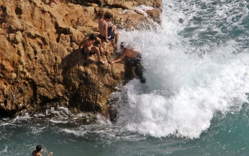 Dalgaların dövdüğü kayalık alanda tehlikeli deniz keyfi
