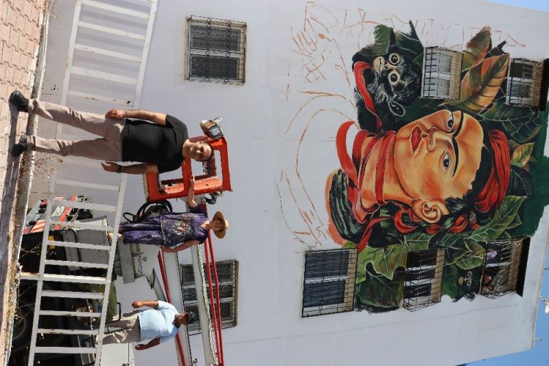 Frida Kahlo, Mersin duvarlarını süslemeye devam ediyor
