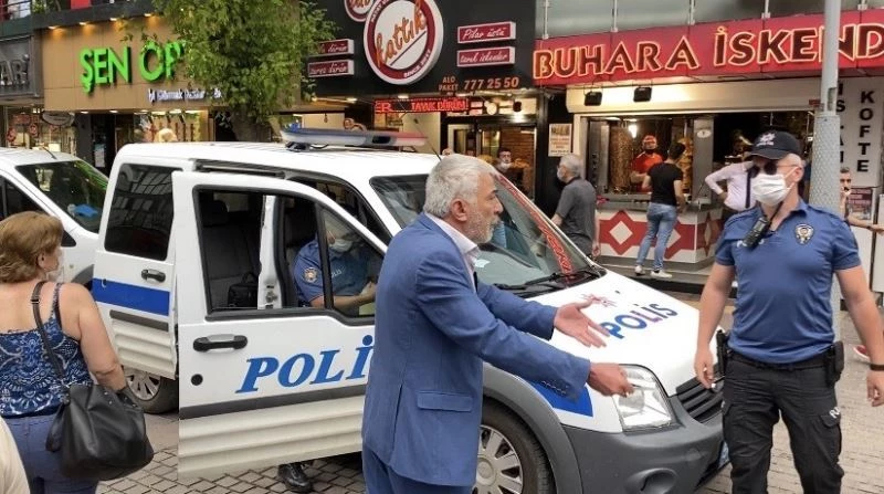 Yüzünde olması gereken maskeyi elinde taşıdığı yetmedi polise tepki gösterdi
