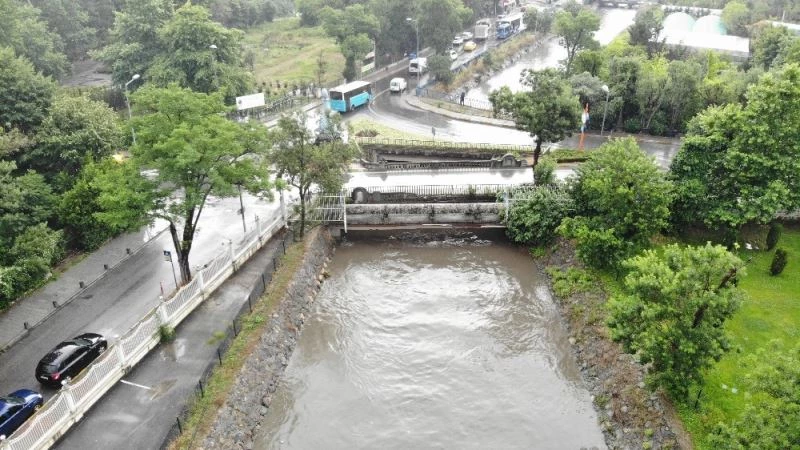 Sağanak yağış nedeniyle Küçüksu Deresinden boğaza çamur aktı

