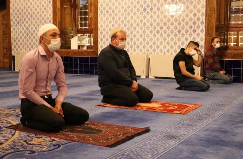 Camiler uzun bir aradan sonra cemaatle sabah namazında buluştu
