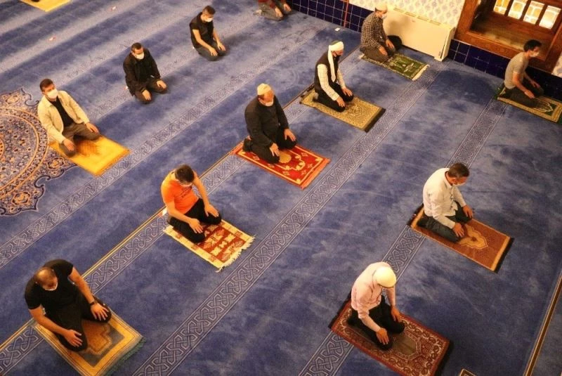 Uzun aradan sonra cemaat sabah namazına durdu
