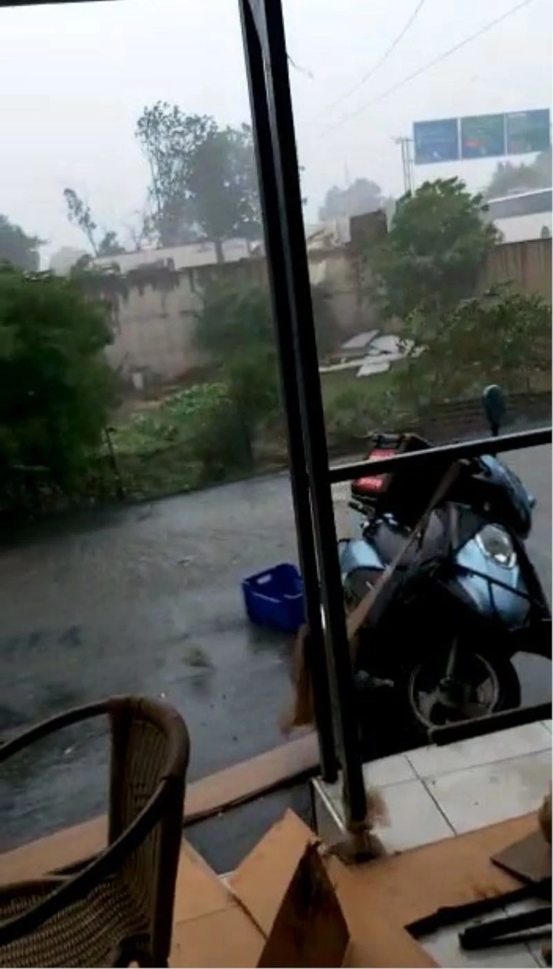 Hortumun motosikleti savurma anı kamerada
