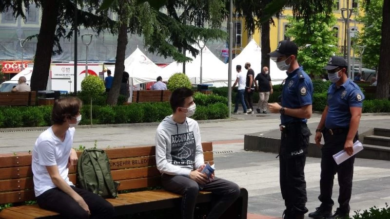 Önce karantina uygulamaları geri döndü sonra maske takmak zorunlu hale geldi
