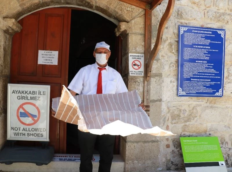 Tarihi cami minaresinden ezan sonrası ‘tedbiri elden bırakmayalım’ anonsu
