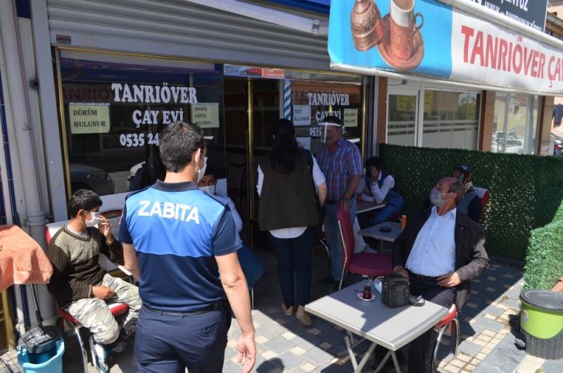 Bünyan’da zabıta maske dağıtıp işletmeleri denetledi
