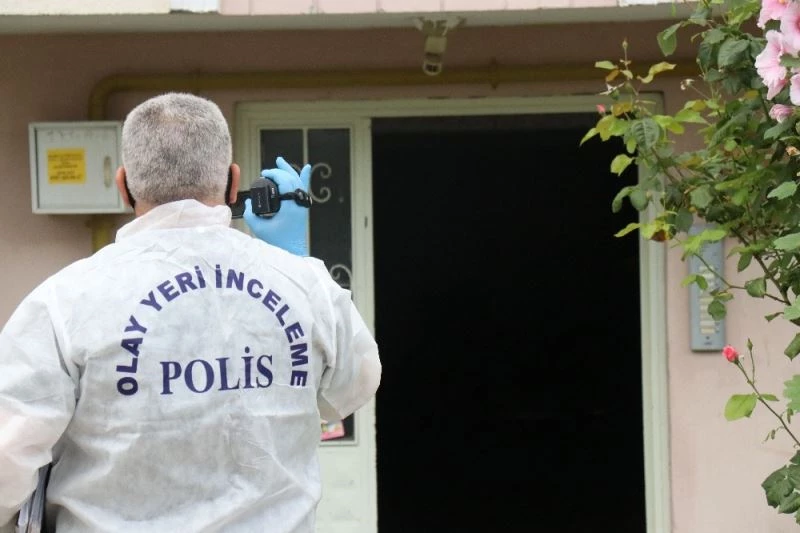 Polis babasının beylik tabancasını başına dayayıp tetiğe bastı
