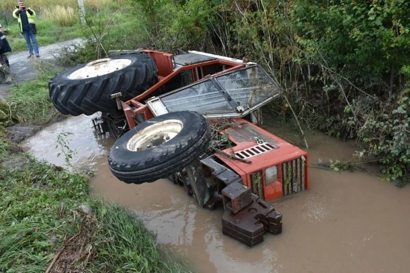 Selde devrilen traktördeki 2 kişi kurtarıldı
