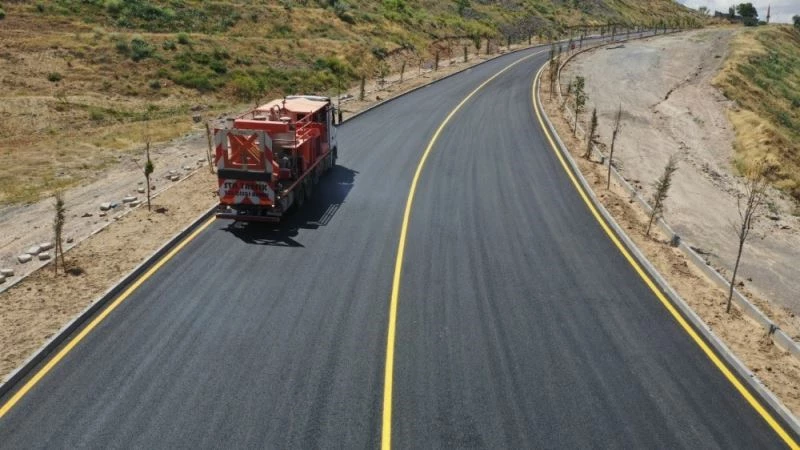Asfalt serilen yollarda trafik güvenliği için çizgi çalışması
