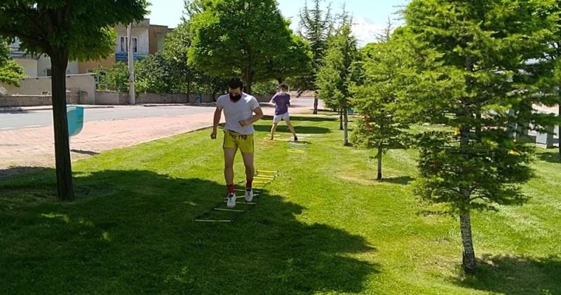 Müsabakalara parkta yaptıkları antrenmanla hazırlanıyorlar
