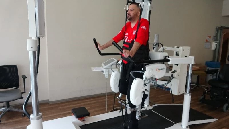 (Özel) Denize balıklama atladı felç kaldı, robot ve fizik tedaviyle inanılmazı başardı
