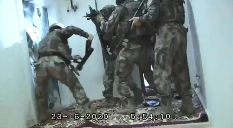 Koş başlarıyla kırılan kapıların ardından cephane çıktı
