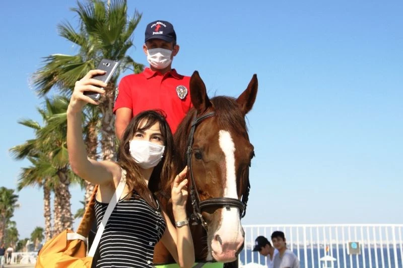 Dünyaca ünlü sahile indiklerinde fotoğraf çektirme yarışı başlıyor
