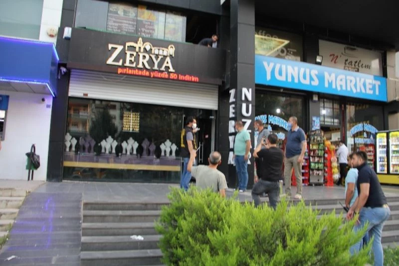 Vatandaşları 300 milyon lira dolandırmışlardı, zanlılardan biri tutuklandı
