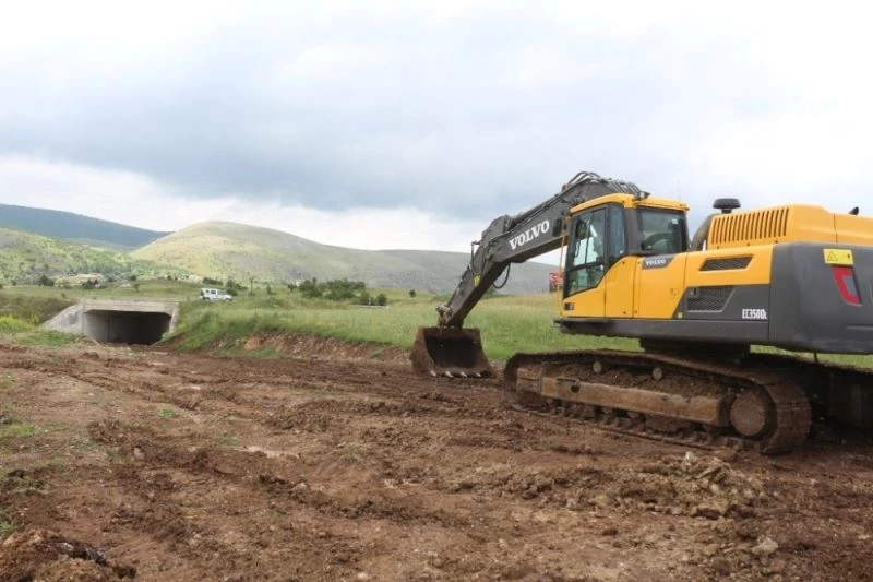 İnönü’de Kümbetler mevkiinde bulunan alt geçitte yol çalışması
