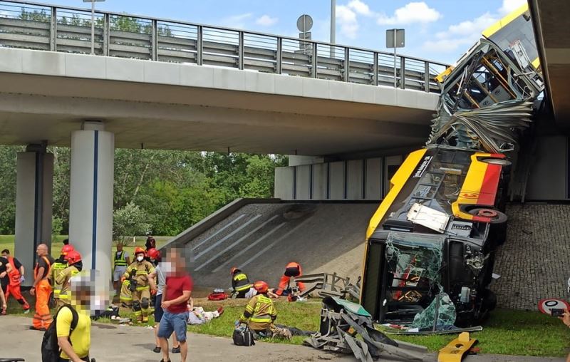 Polonya’da otobüs viyadükten düştü: 2 ölü, 20 yaralı
