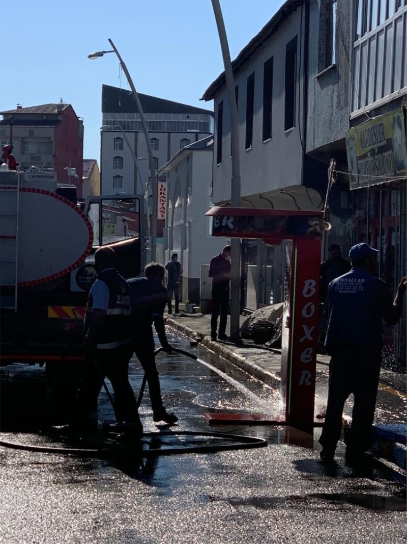 Eleşkirt’te yollar ve kaldırımlar yıkanarak dezenfekte edildi
