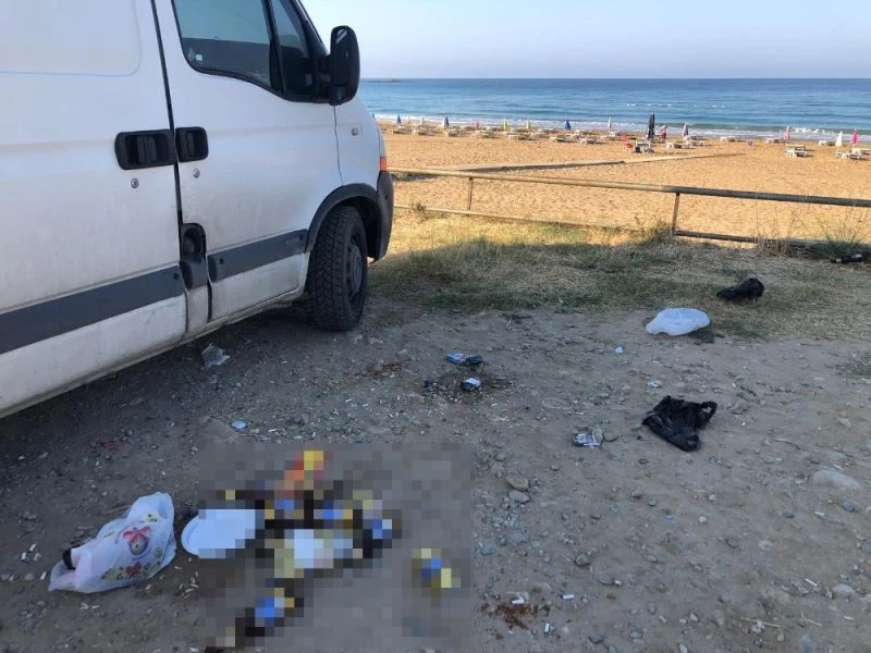 Plaj işletmecisi, gördüğü manzarayla şok oldu, uyandırıp çöpleri tek tek temizletti
