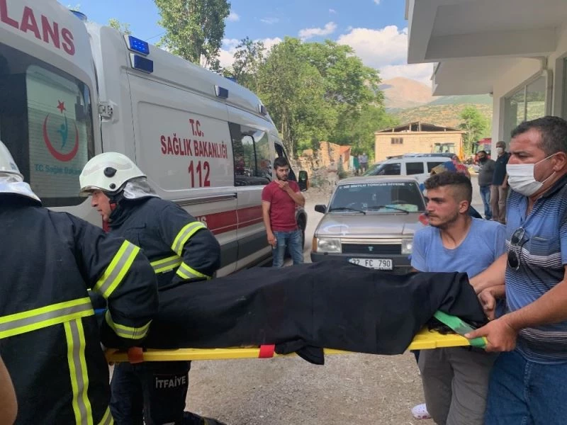 Dördüncü kattan düşen kadın sağlık ekiplerince hayata döndürüldü
