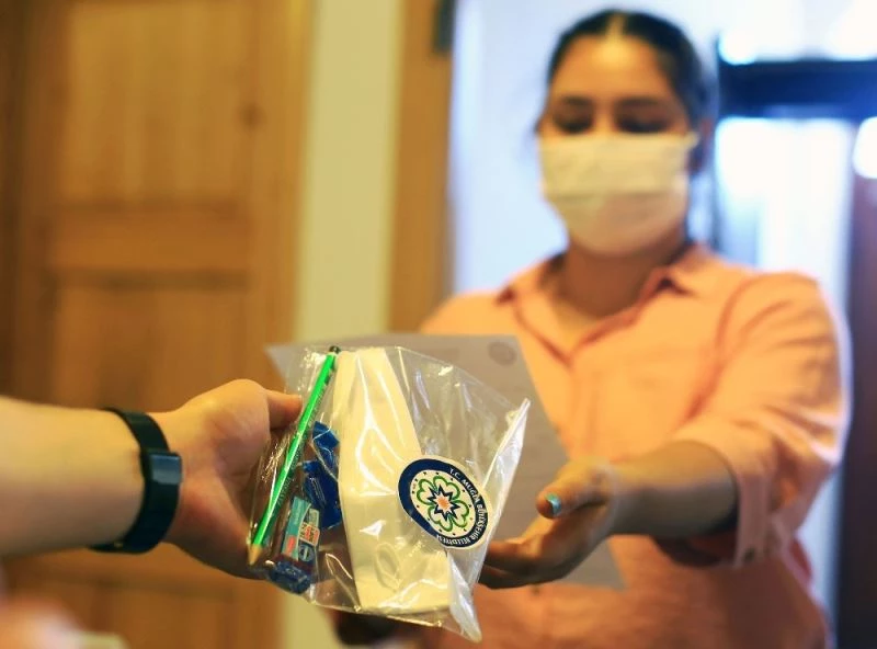 Öğrencilerin maske ve kalemi Büyükşehirden
