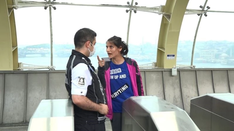 Maskesiz metroya binmek istedi, izin vermeyen güvenlik görevlisine bağırdı
